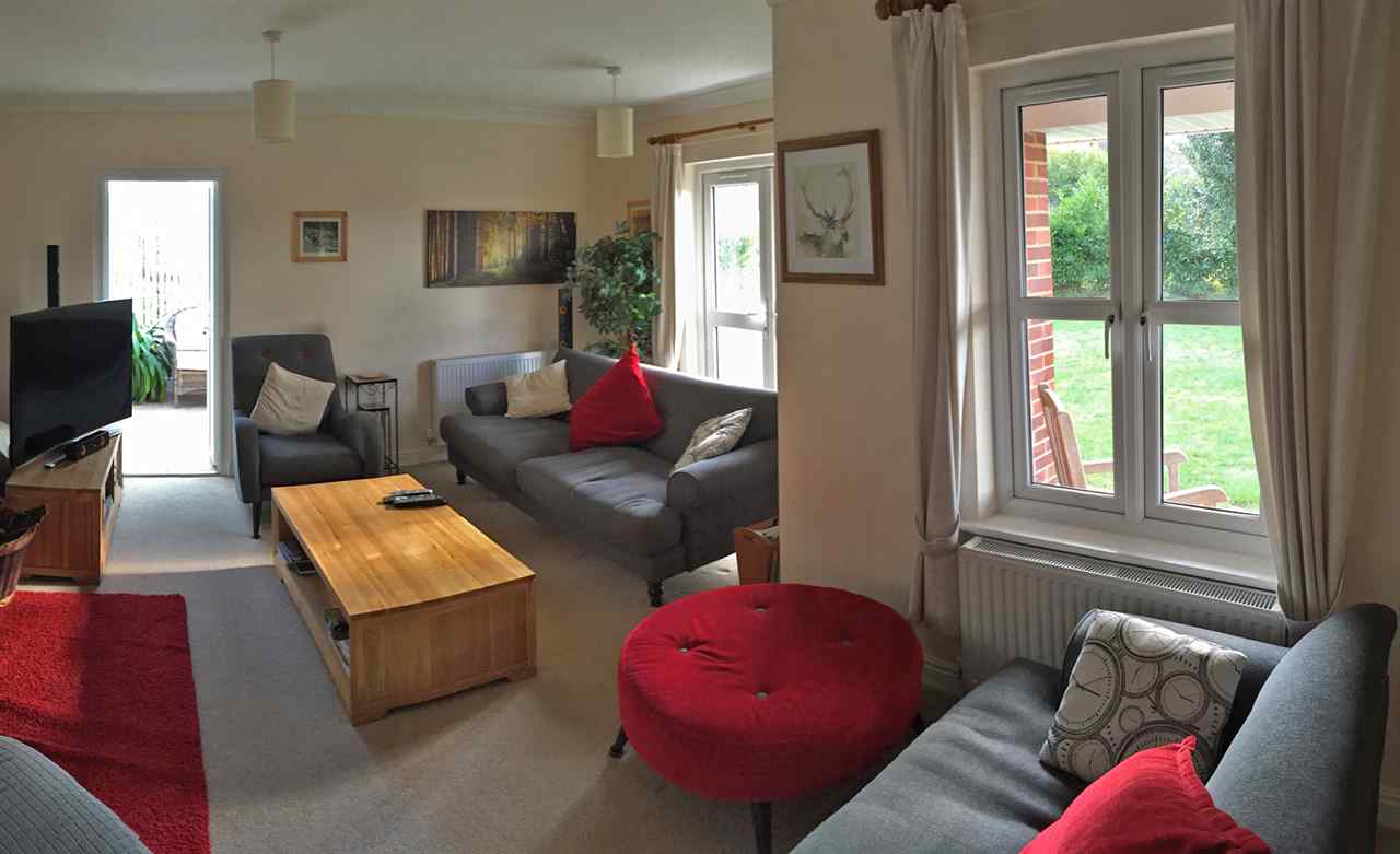 resized-2349823-Spacious Lounge leading to the conservatory.jpg
